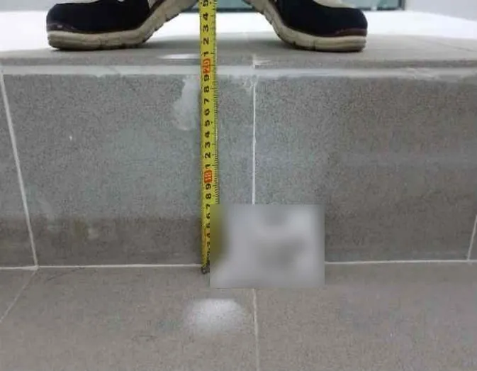 지하 1층 계단 첫 단 높이를 줄자로 잰 모습