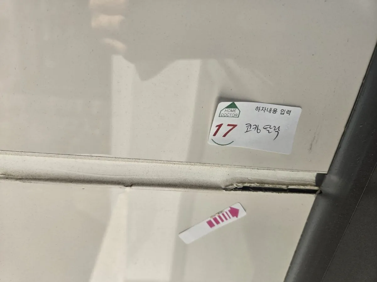 마감판 이음부 실리콘이 떨어져 틈이 벌어진 모습