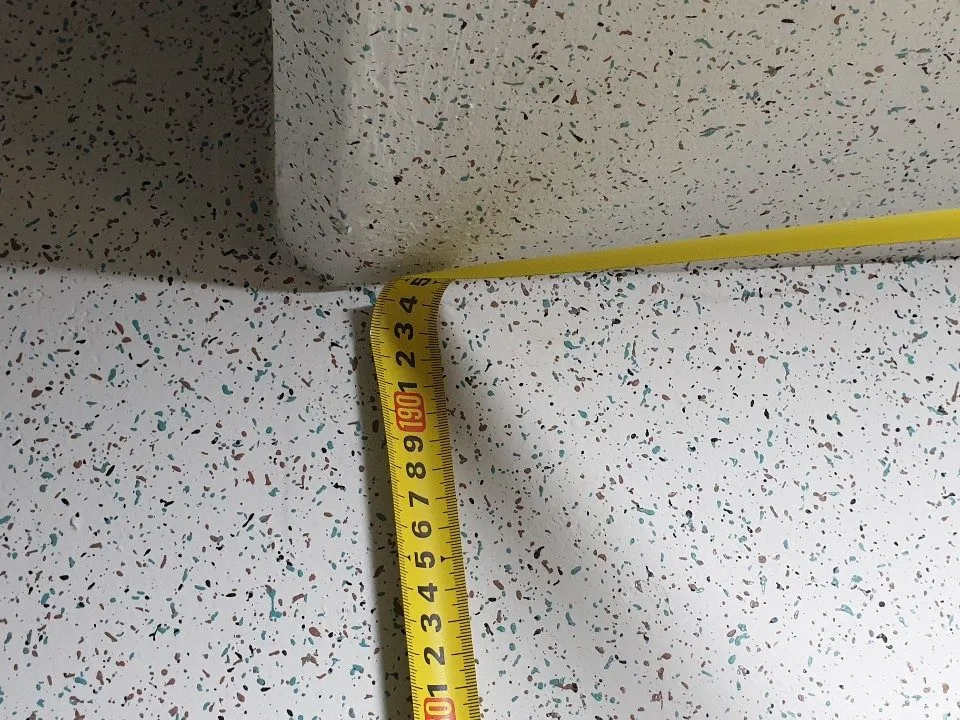보 모서리에 닿은 줄자 눈금 확대