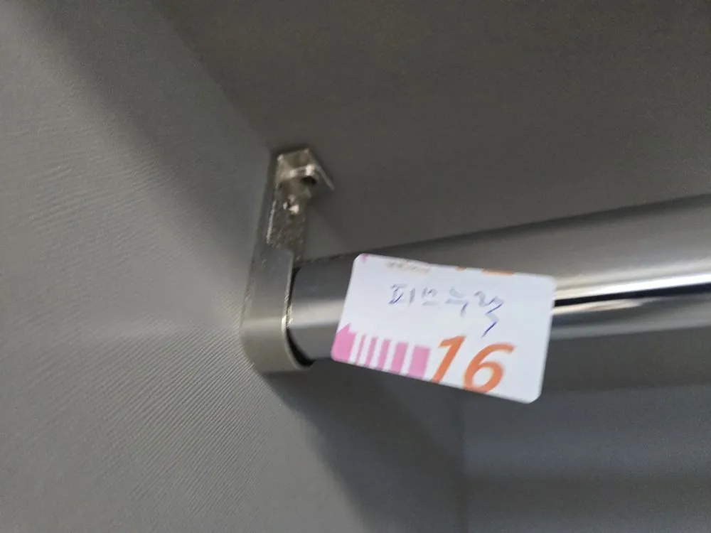 행거 브라켓의 나사 구멍 하나가 비어 있는 모습과 16번 피스누락 스티커