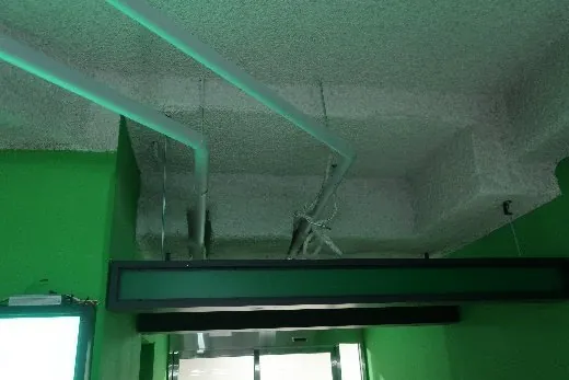 출입구 상부 보를 관통한 배관